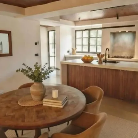 Stylish Modern With Pool In *